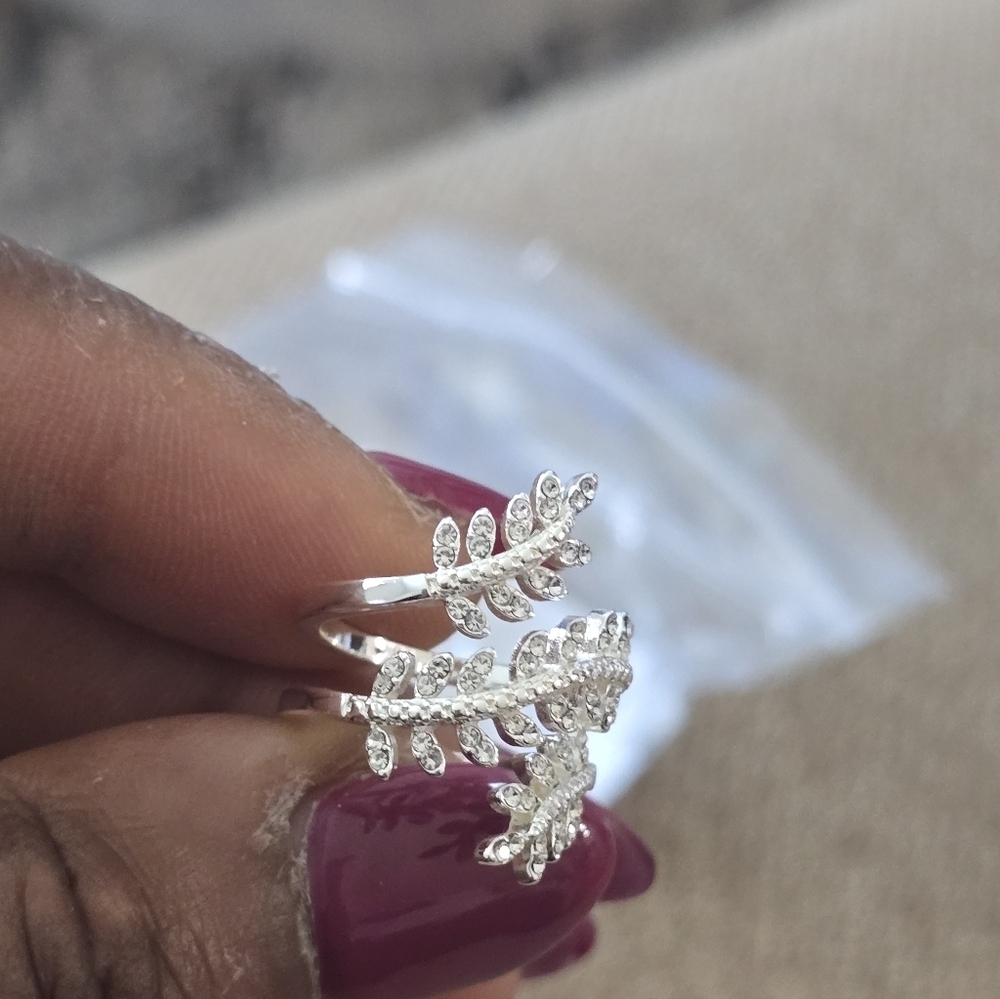 Macy's Elegant Silver Leaf Ring Size 5 Women Cubic Zirconia Rhinestones New - Picture 5 of 9